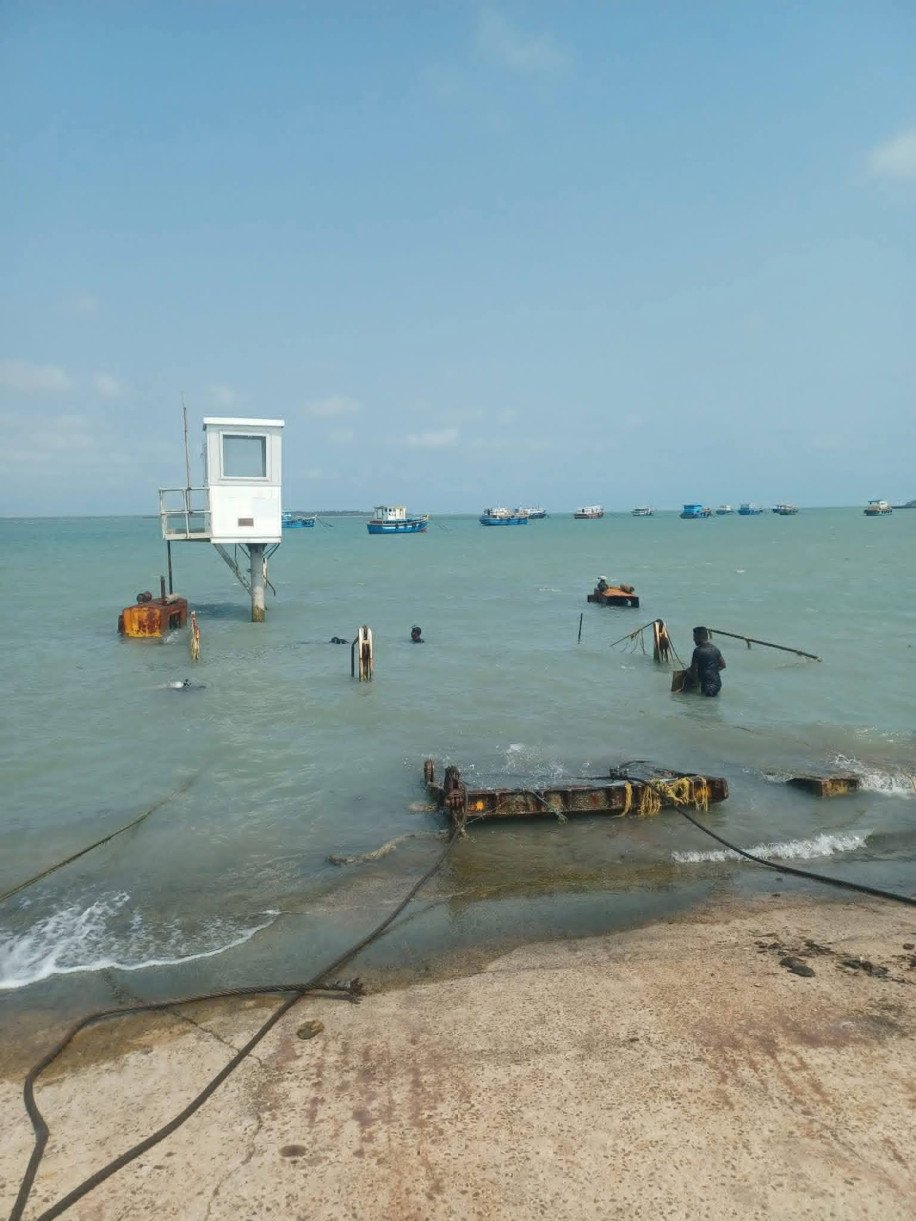நயினாதீவு கடலில் மூழ்கிய பழைய பாதைப் படகை அகற்றும் நடவடிக்கைகள் மேற்கொள்ளப்பட்டு வருகின்றது