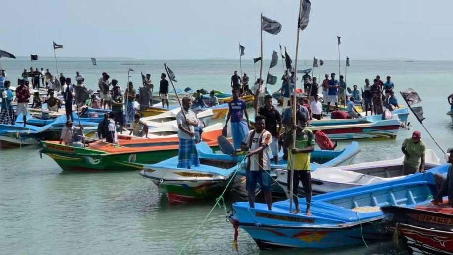குறிகாட்டுவான் கடற்பகுதியில் கடற்தொழிலாளர்கள் போராட்டம்
