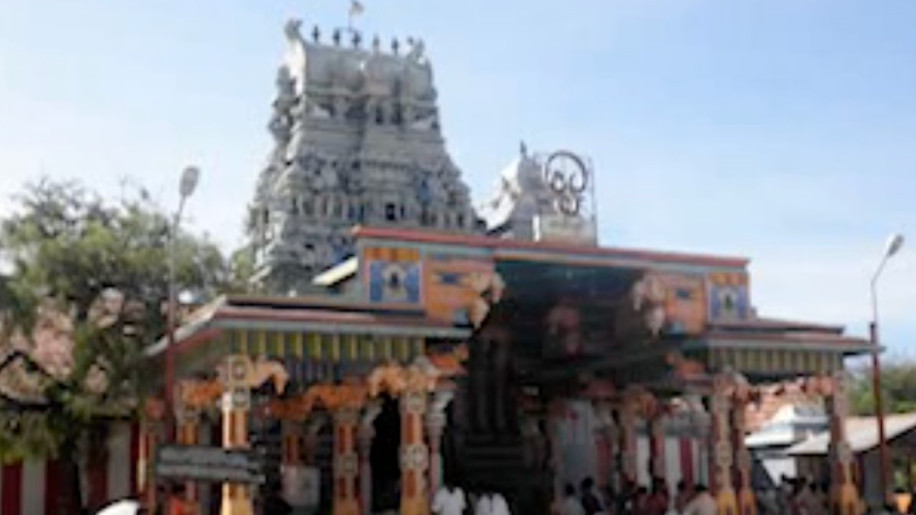 Arulatchi vendum Aamma